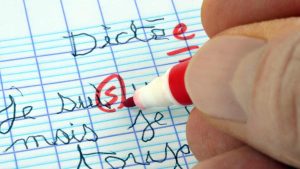 Comment progresser en dictée grâce au soutien scolaire