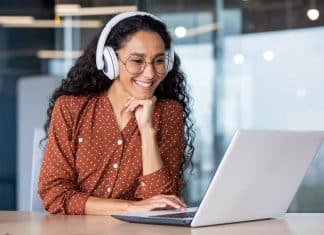 étudiante qui regarde et écoute un cours de soutien scolaire en ligne